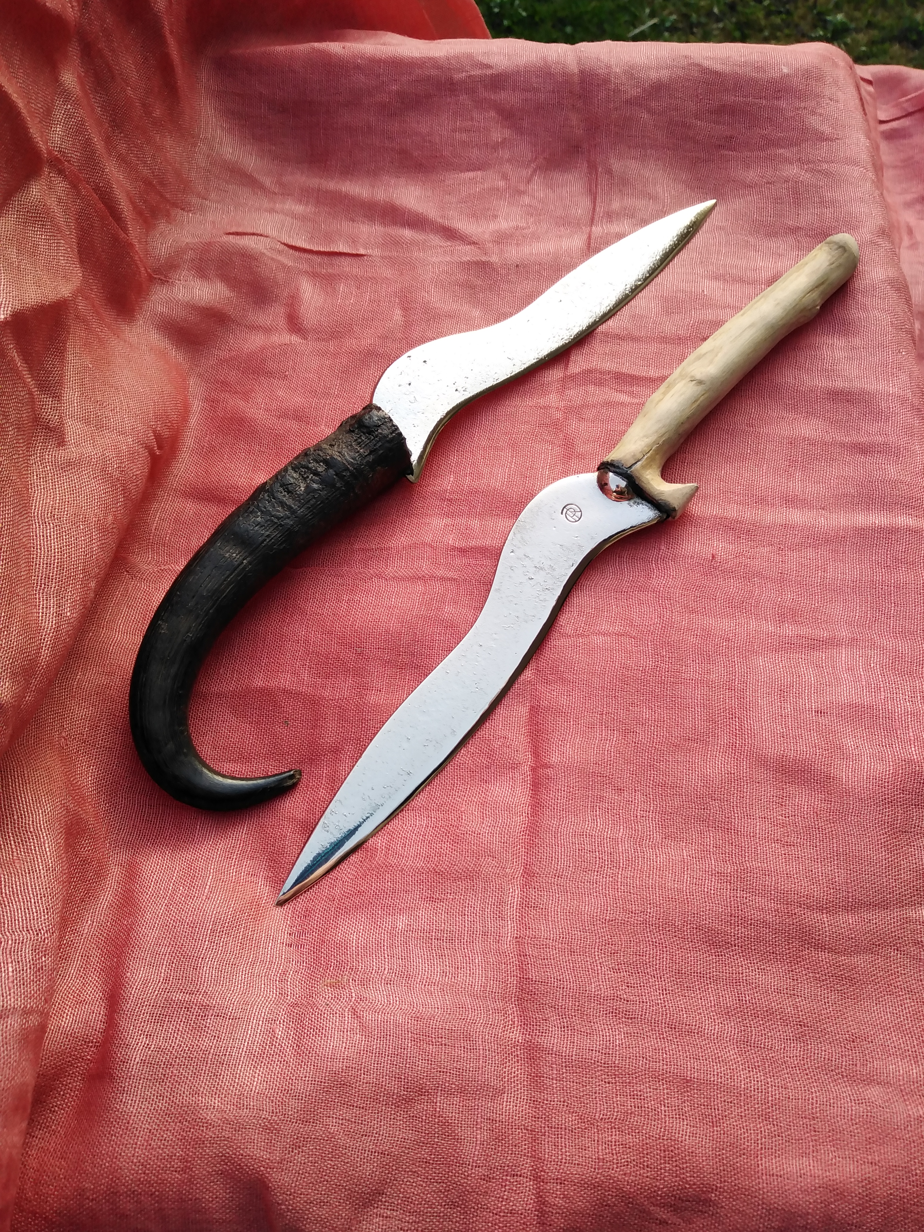 Photo zweier geschwungener Messer