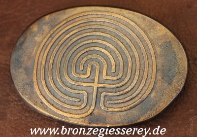 Photo einer Gürtelschnalle mit dem kretischen Labyrinth