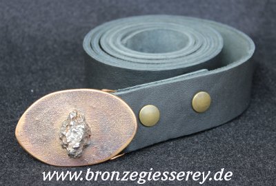 Photo einer Gürtelschnalle mit einem Meteorit