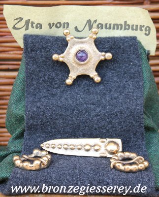 Photo der Fibel von Uta von Naumburg